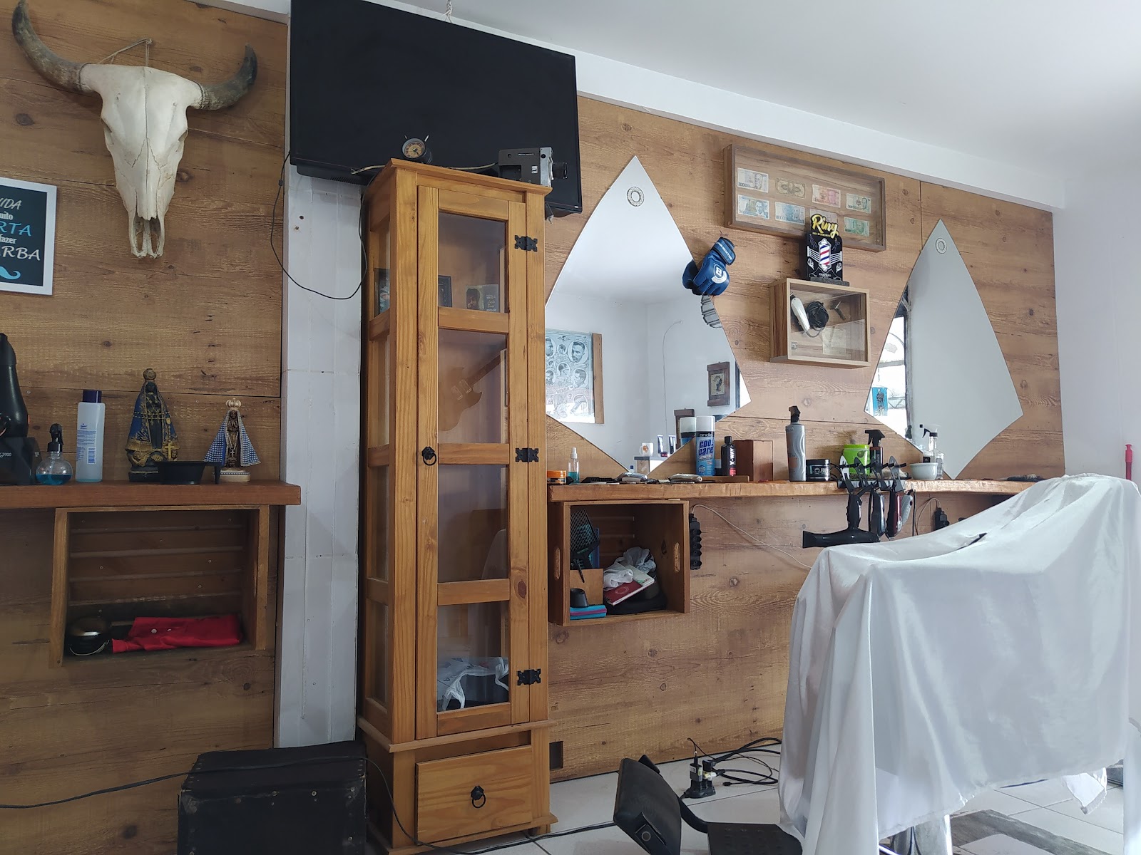 Cadeiras e bancada de trabalho da Barbearia Lucão